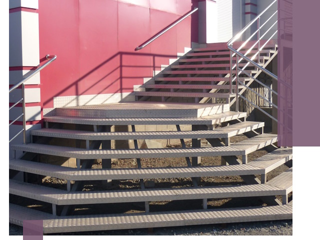 Лестницы для магазина в Георгиевске — изготовление и монтаж